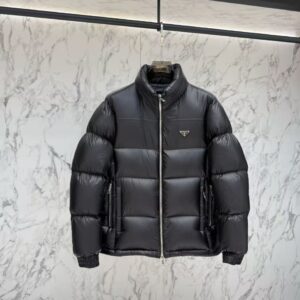 [국내배송]프라다 삼각 칼라 구스 다운 쇼트 패딩