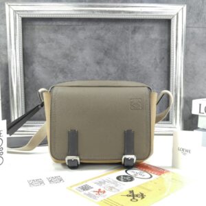 [국내배송]로에베 XS 밀리터리 메신저 백 in 소프트 그레인 카프 B553A72