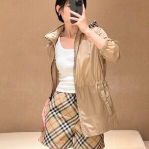 [국내배송]버버리-BURBERRY 여성 크롭 스노우 코트-12378